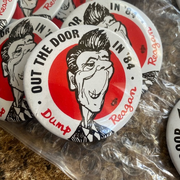 Vintage Reagan Protest Buttons 1984 "Out The Door In 84 Dump Reagan"2 1/4" Union - Picture 2 of 4